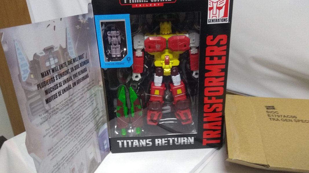 Transformers Generations Special Edition Repugnus In Hand Photos 02 (2 of 8)